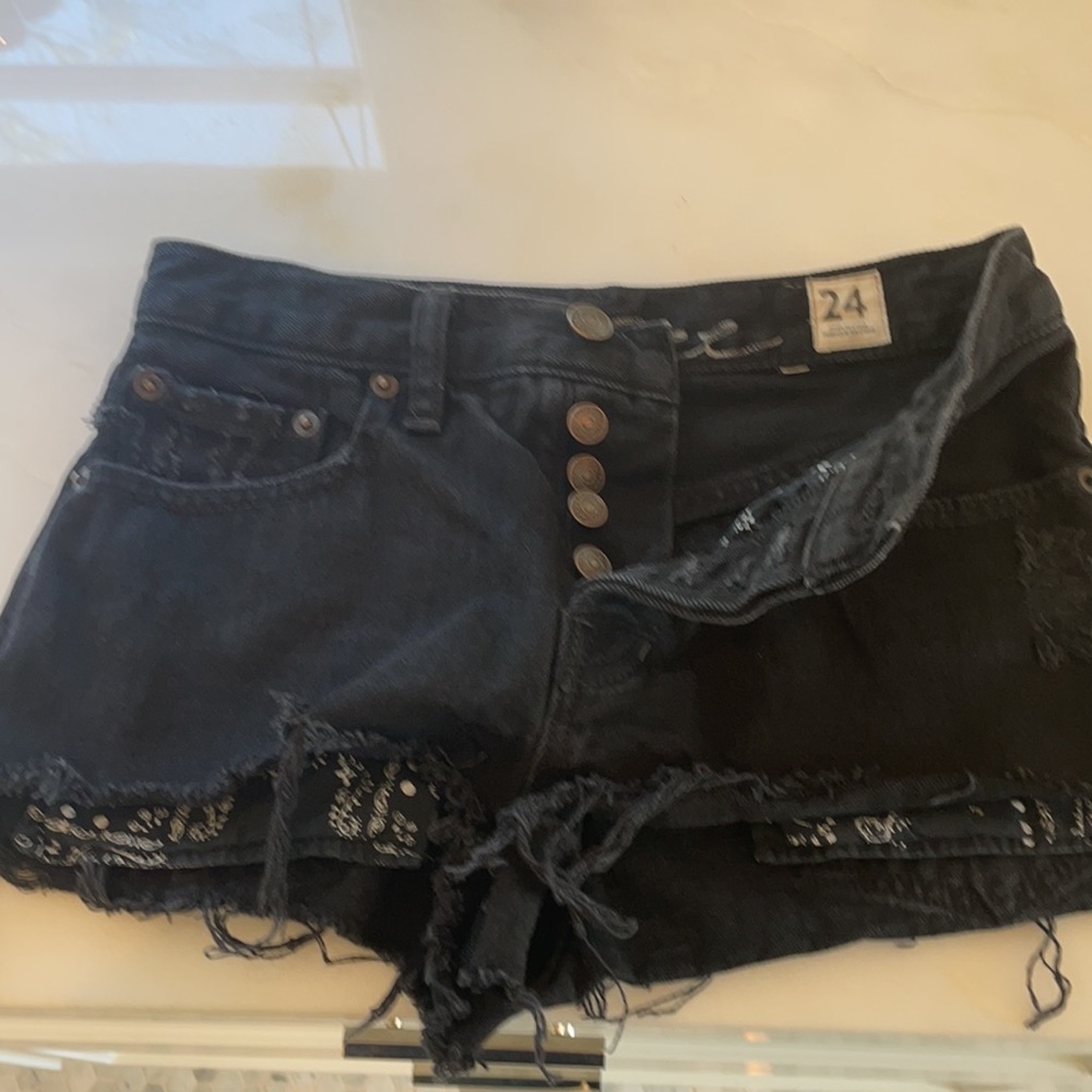 Black free people jean shorts. Only worn once ! - Picture 4 of 4
